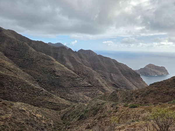 Rauer Küsten- und Bergblick im Anaga-Gebirge mit Barranco de Zapata, Felsrücken und dem Atlantik im Hintergrund.