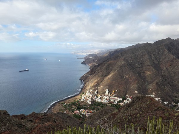 Panoramablick auf Igueste de San Andrés, die Küste und mehrere Schiffe vor den schroffen Bergen Teneriffas.