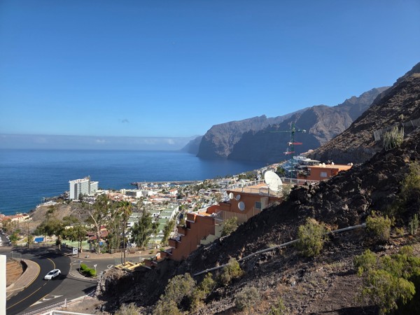 Aussicht auf Los Gigantes mit Hafen, Küstenort und den gewaltigen Felsklippen am Meer.